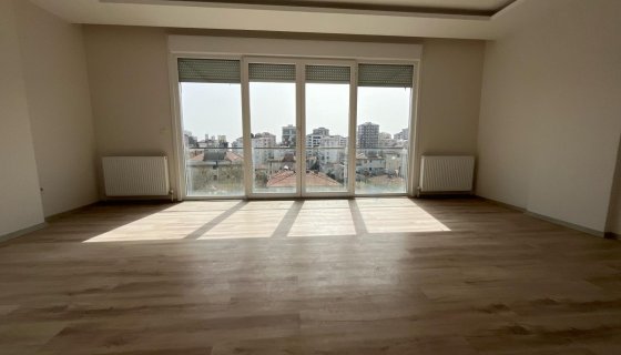 SUADİYE'DE TÜM ULAŞIMLARA YAKIN GENÇ BİNADA SATILIK 3+1 DAİRE