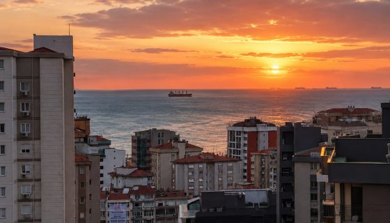 ADATEPEDE SATILIK EYLÜL TESLİM PROJEDE DENİZ MANZARALI GENİŞ 2+1